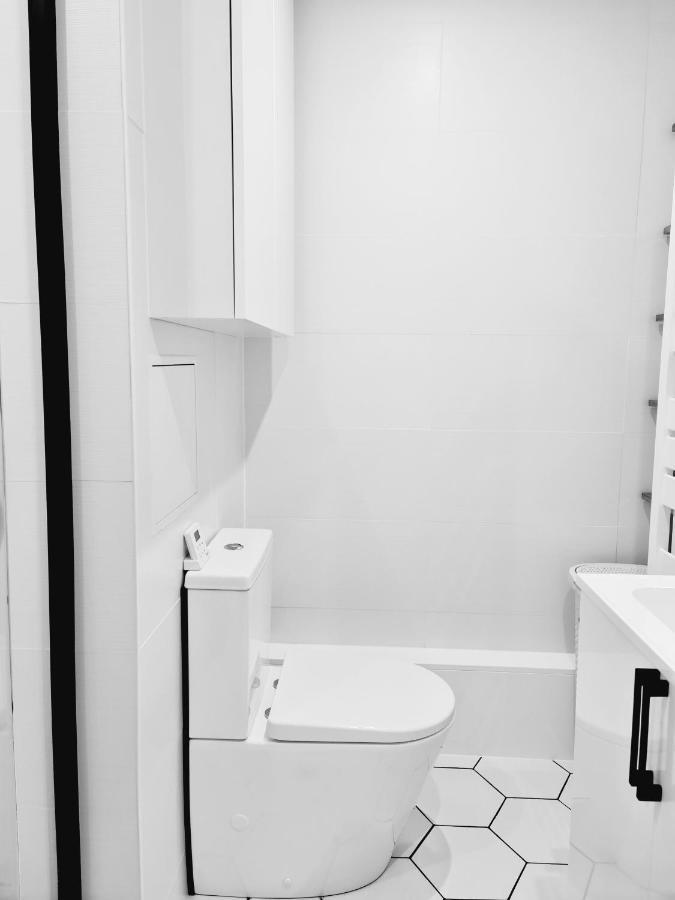 Chambre, Salle De Bain Et Salon Prive - Paris La Defense Puteaux Exterior photo